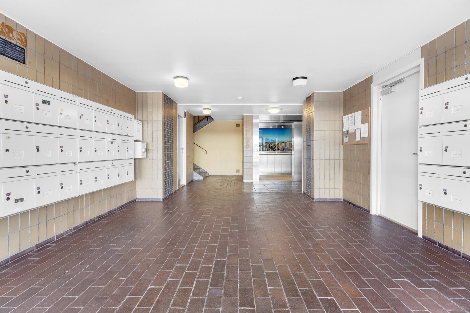 Leiligheten ligger i byggets niende etasje, og har adkomst via heis fra bakkeplan opp til leilighetsplanet Galleribilde