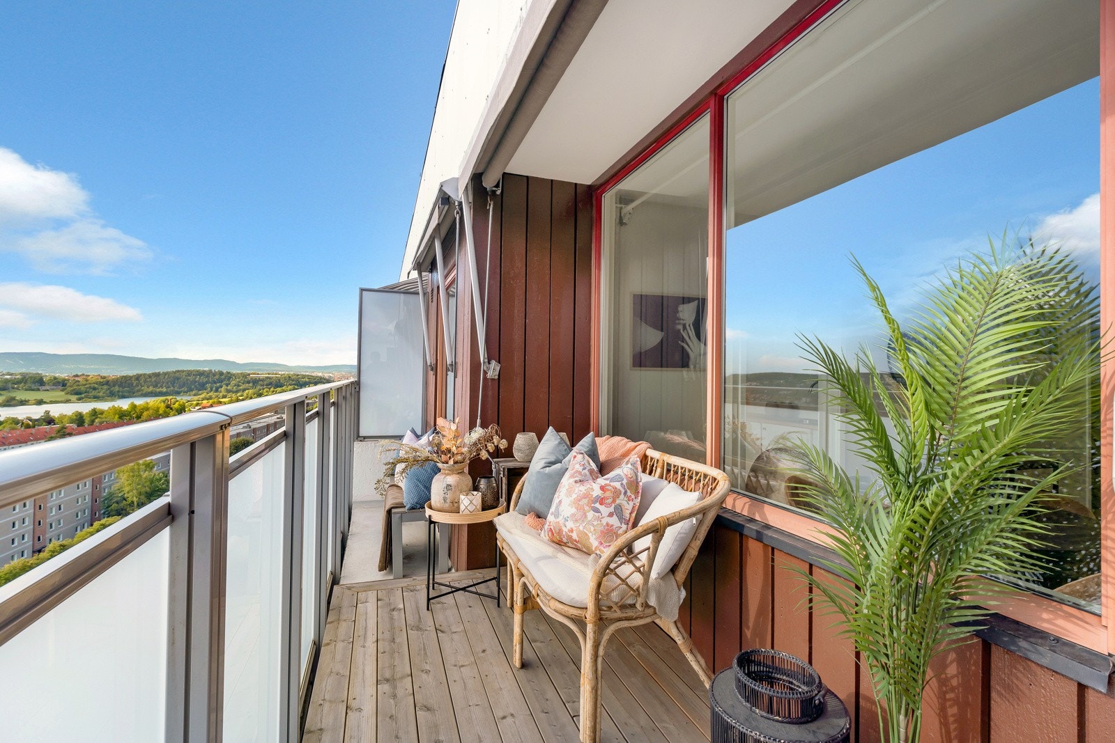 Fra stuen er det utgang til balkong på ca. 9 m². Her er det nydelig utsikt over nærområdet, Østensjøvannet og mot byen Galleribilde