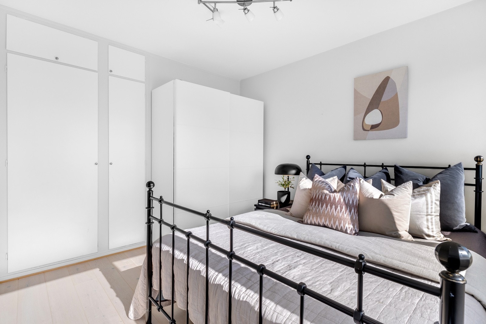 Rommet har enstavs hvitpigmentert eikeparkett, lysmalte vegger og godt med oppbevaringsplass i skyvedørsgarderobe og i originale plassbygde garderobeskap Galleribilde