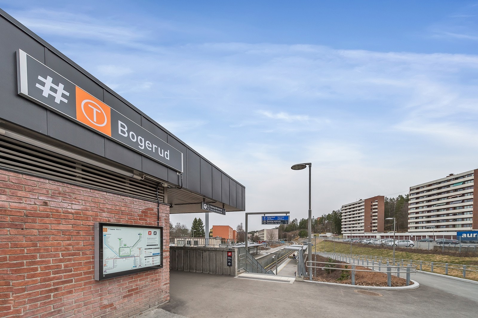 Bogerud T-bane ligger ca.4 minutter gange fra boligen. Banen tar deg til sentrum på ca. 20 minutter. Galleribilde