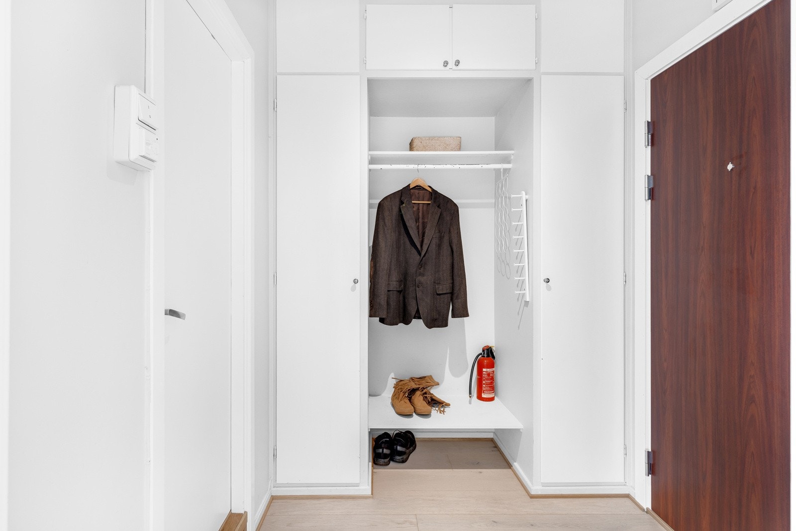 I entréen er det åpen garderobeløsning med oppheng samt plassbygde garderobeskap og callingannlegg med video Galleribilde