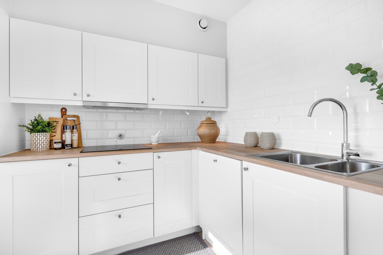 Kjøkkenet har integrerte hvitevarer som platetopp, stekeovn, oppvaskmaskin og kjøle/fryseskap Galleribilde