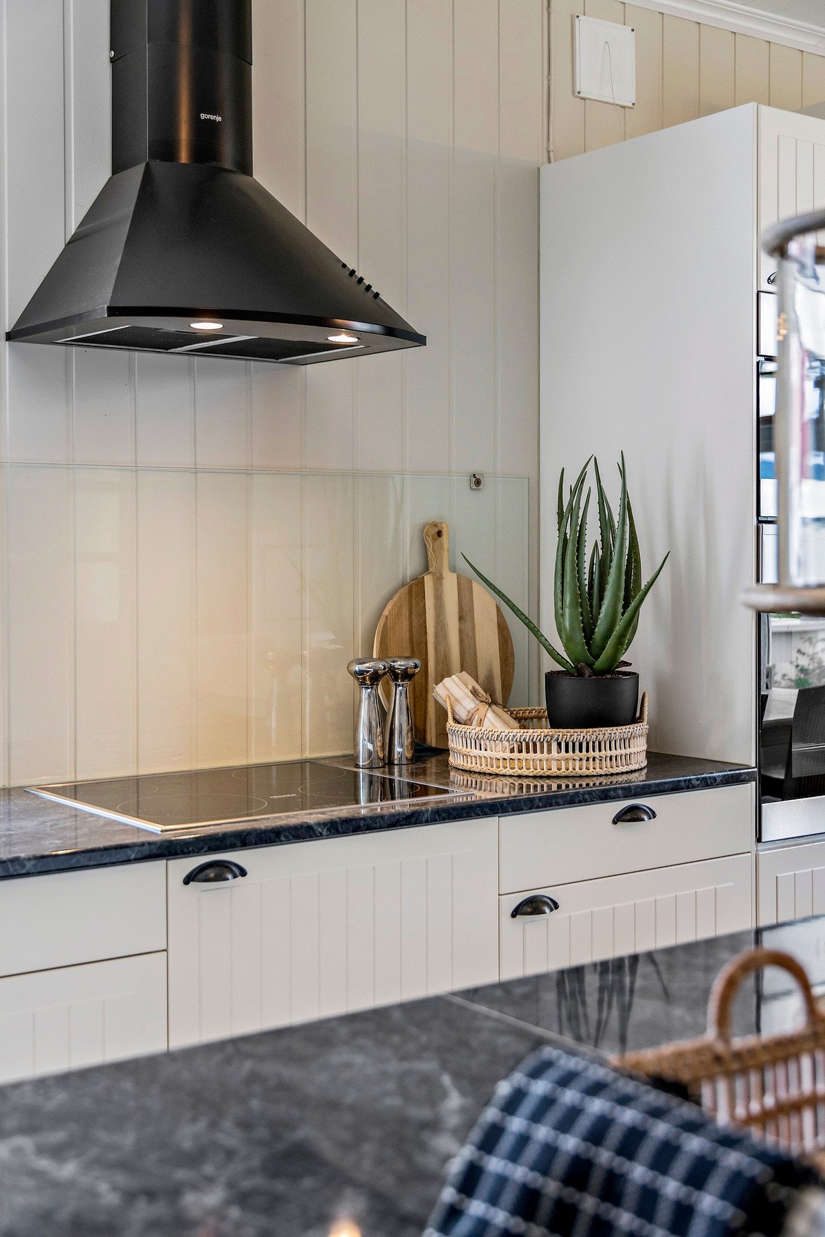 Ny installert mekanisk avtrekksvifte fra Gorenje i 2022 og ny glassplate i stekesonen for enkel rengjøring. Galleribilde