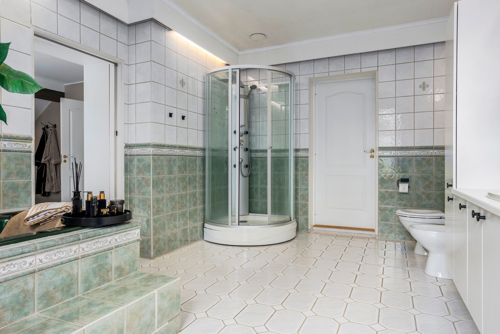 Badet er på 15,5 kvm og bak baderomsinnredningen har du en praktisk bod på sammenlagt 5,5 kvm. Galleribilde