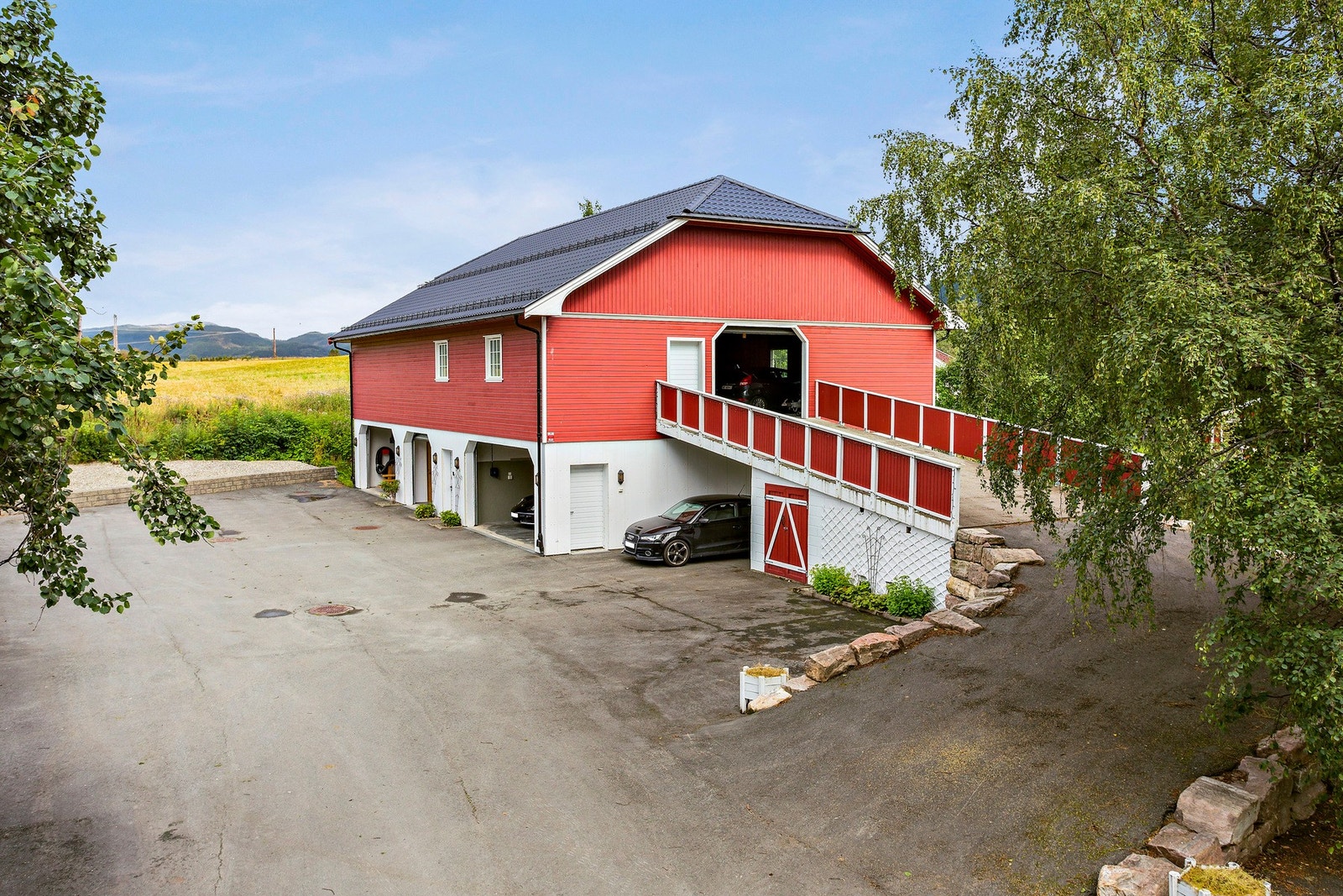 Det er ikke ofte du finner en eiendom med ca 600 kvm asfaltert gårdsplass og en 426 kvm stor garasje/verksted over 2 plan Galleribilde