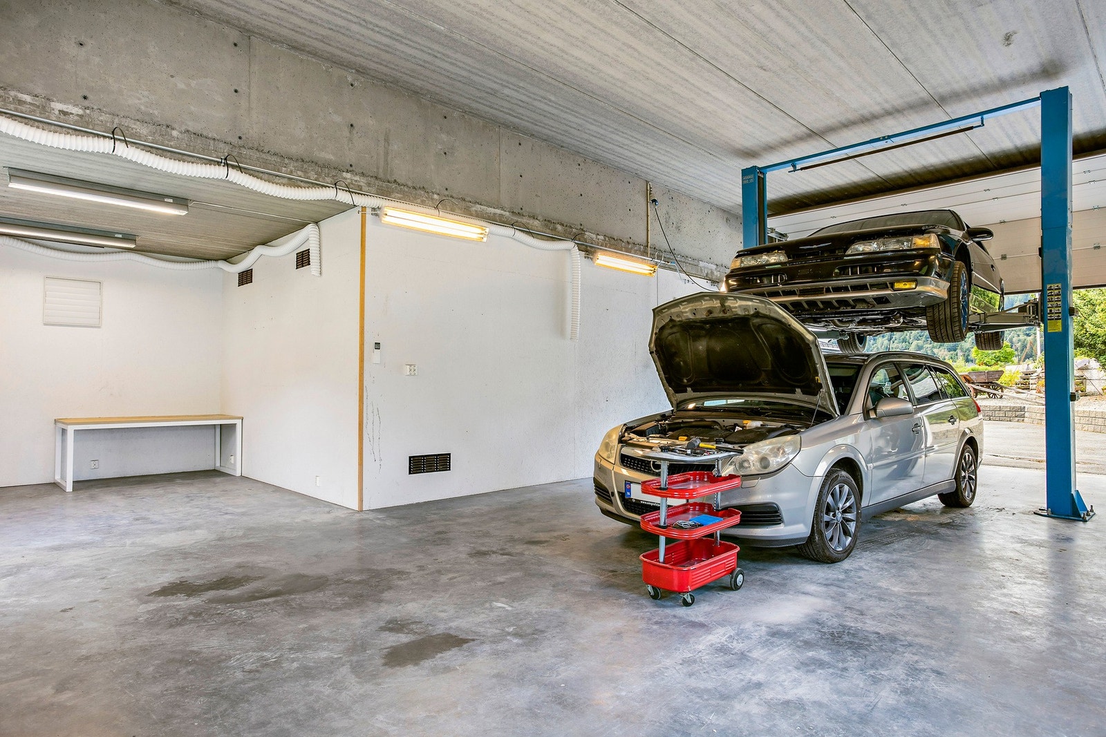 Godt med arbeidsplass og takhøyde på hele 4 meter Galleribilde