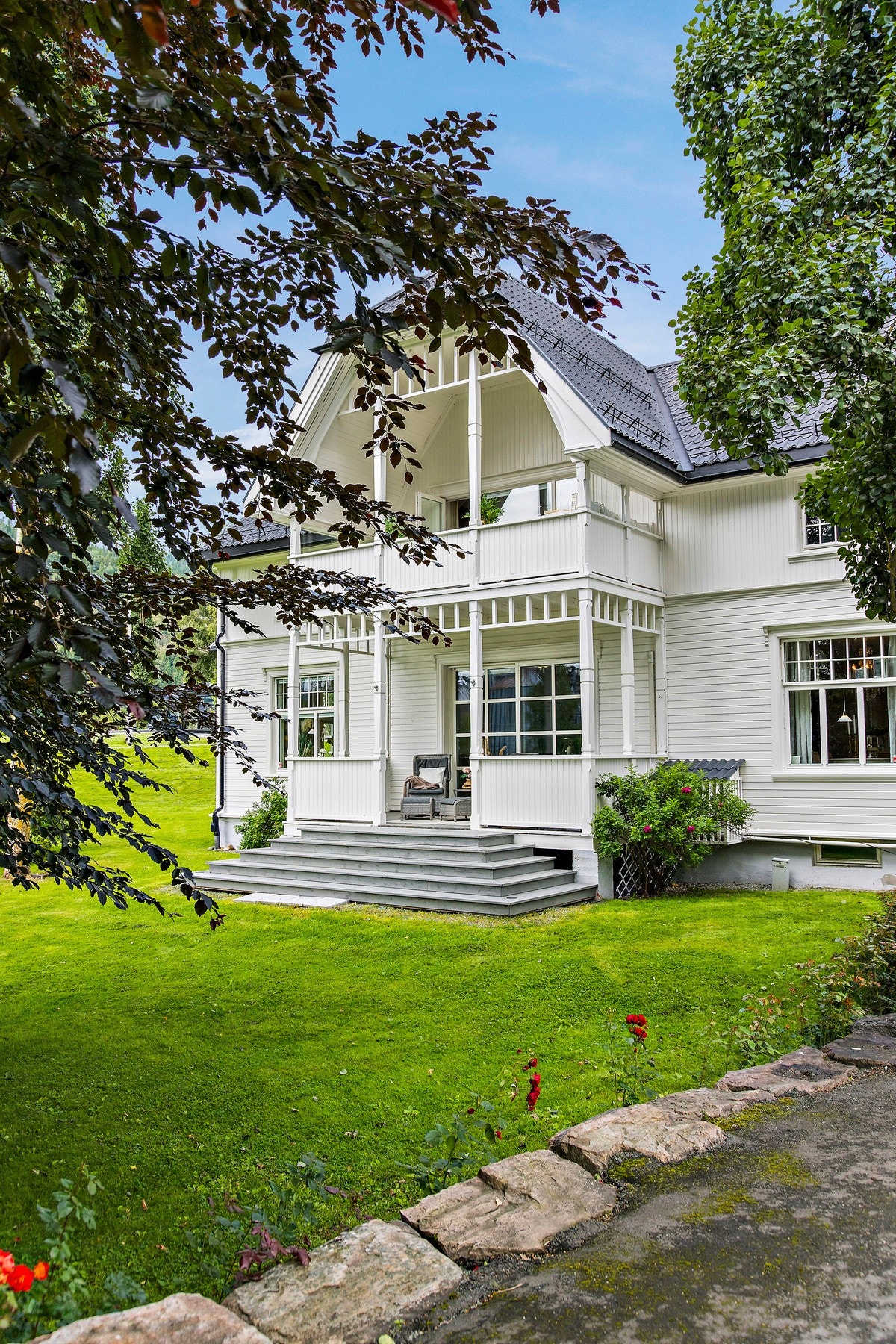 Denne nydelige boligen fra 1910 har et bruksareal på 276 kvm + godt med lagringsplass i kjeller. Galleribilde