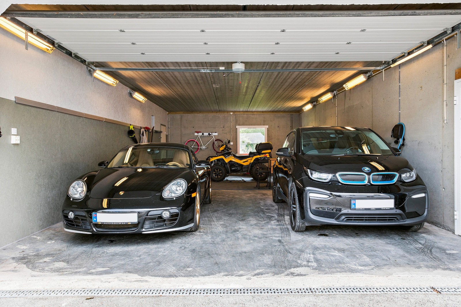 Nesten 70 kvm fingarasje med 2 stk ladebokser til elbil. God plass til 4 biler. Elektrisk port åpner. Galleribilde