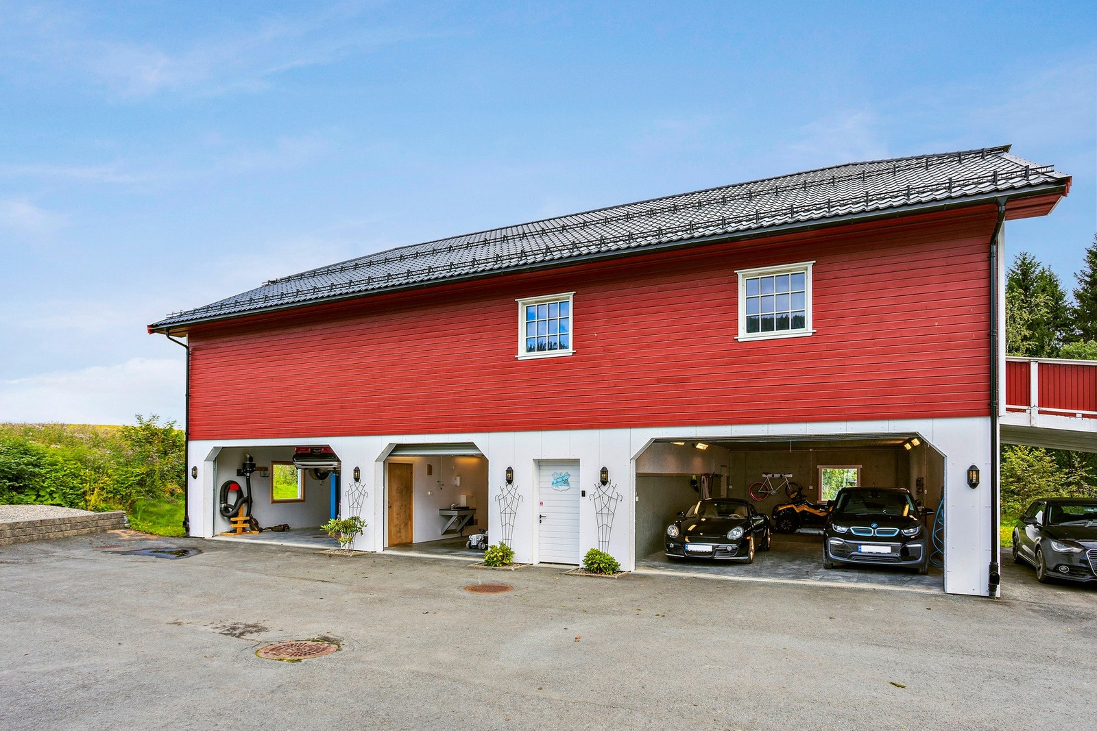 Det store og innholdsrike garasjehuset på 426 kvm ble ferdigstilt i 2014. Galleribilde