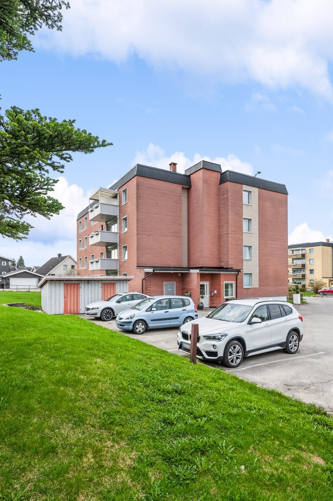 Fasade og biloppstillingsplasser Galleribilde