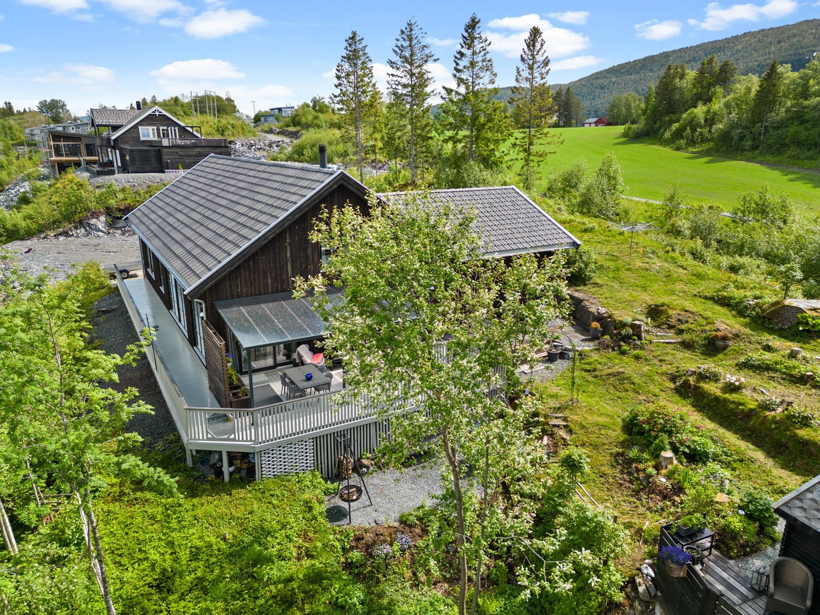 Fine uteplasser mot vest, med sen kveldssol! Galleribilde