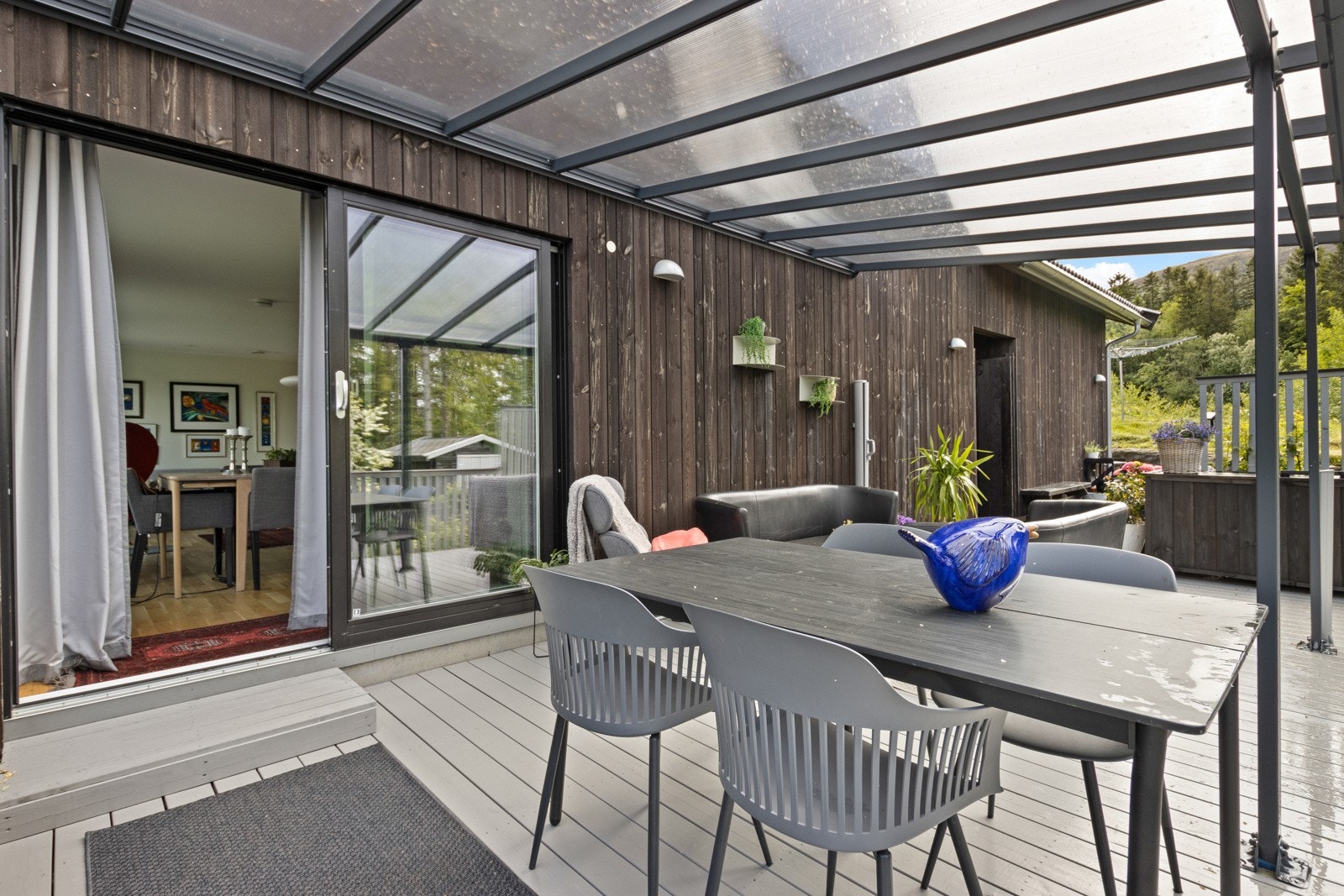 Takoverbygg på deler av terrasse. Galleribilde