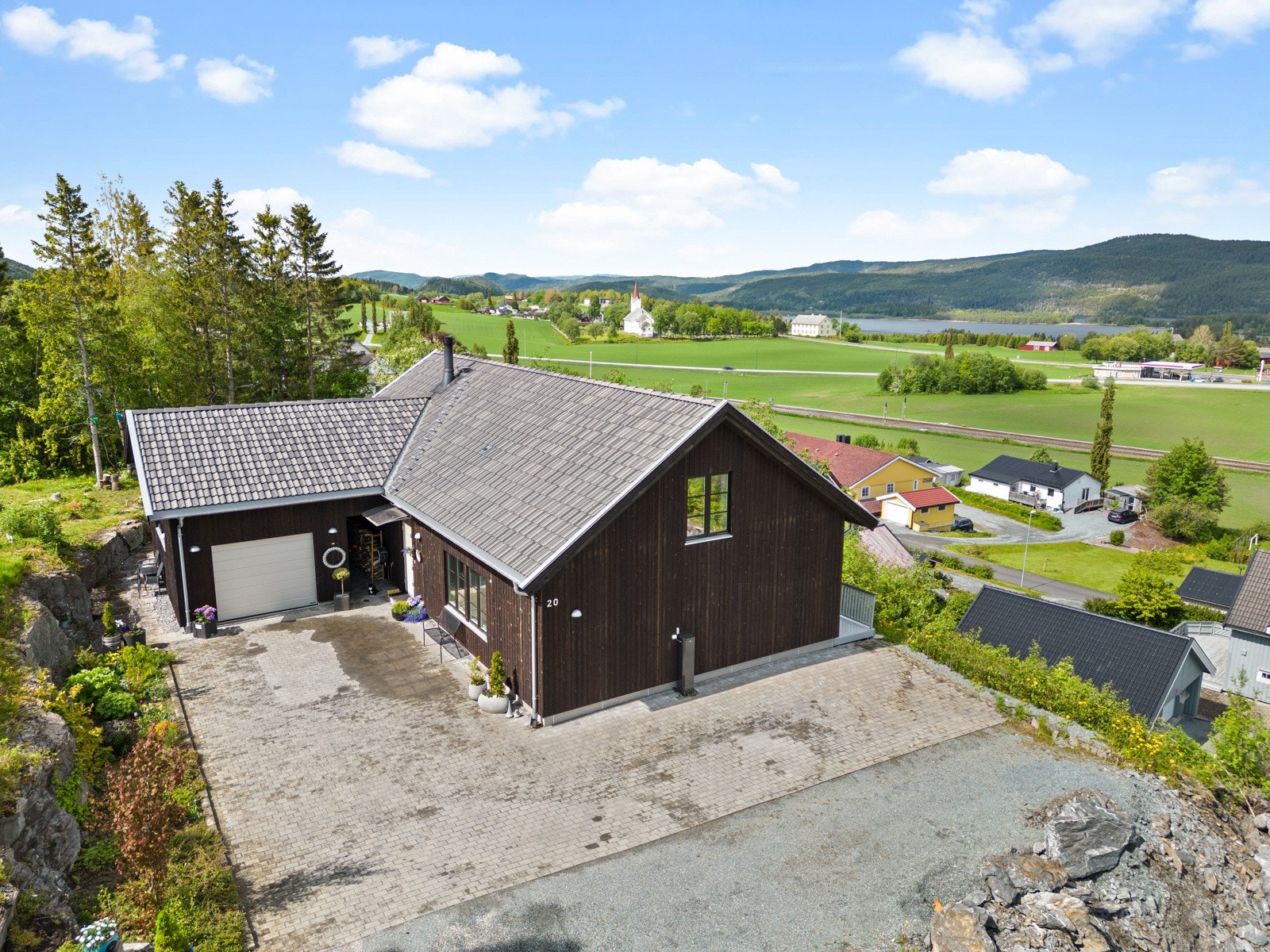 Eiendommen ligger høyt i terrenget, med gode solforhold og flott utsikt! Galleribilde