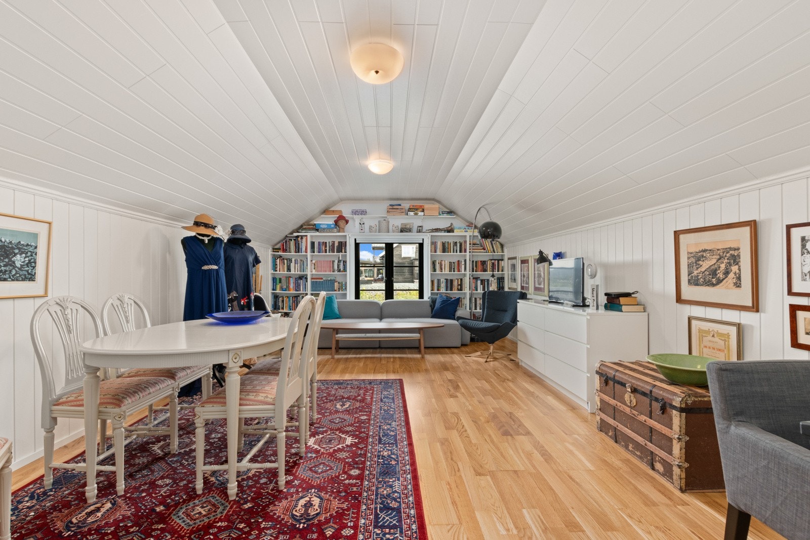 Loftstue. Rommet er på byggetegninger angitt som "disponibelt loft". Galleribilde