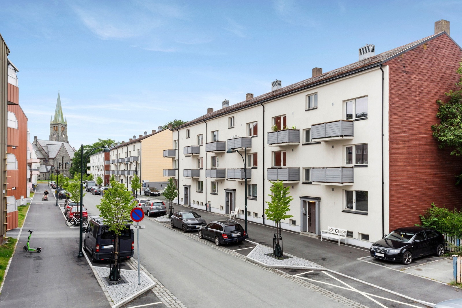 Gata har nylig gjennomgått rehabilitering og har gratis gateparkering Galleribilde