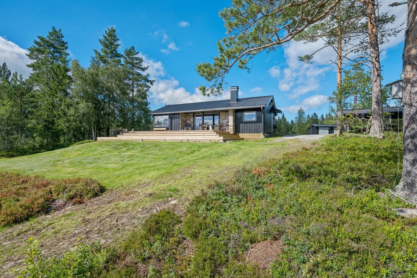 Alene og litt for seg selv finner du denne perla av en eiendom Galleribilde