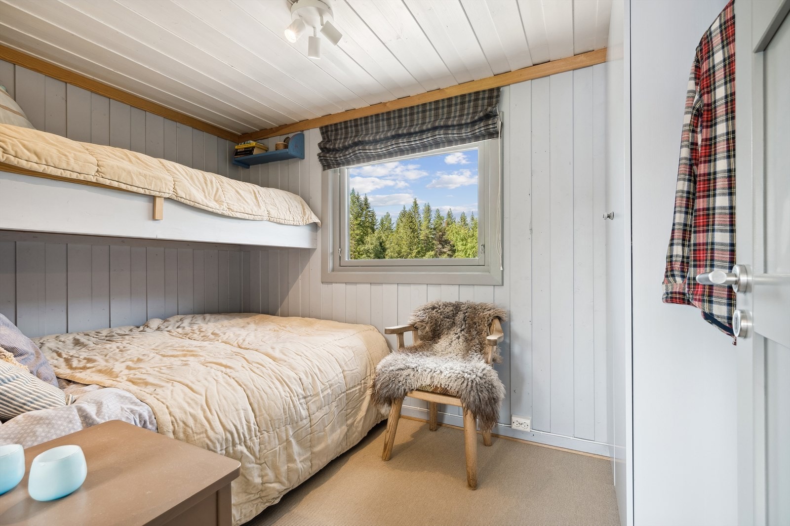 Soverom nr 3 stiller med familiekøye 2+1. Rett og slett slik en hytte skal ha det Galleribilde