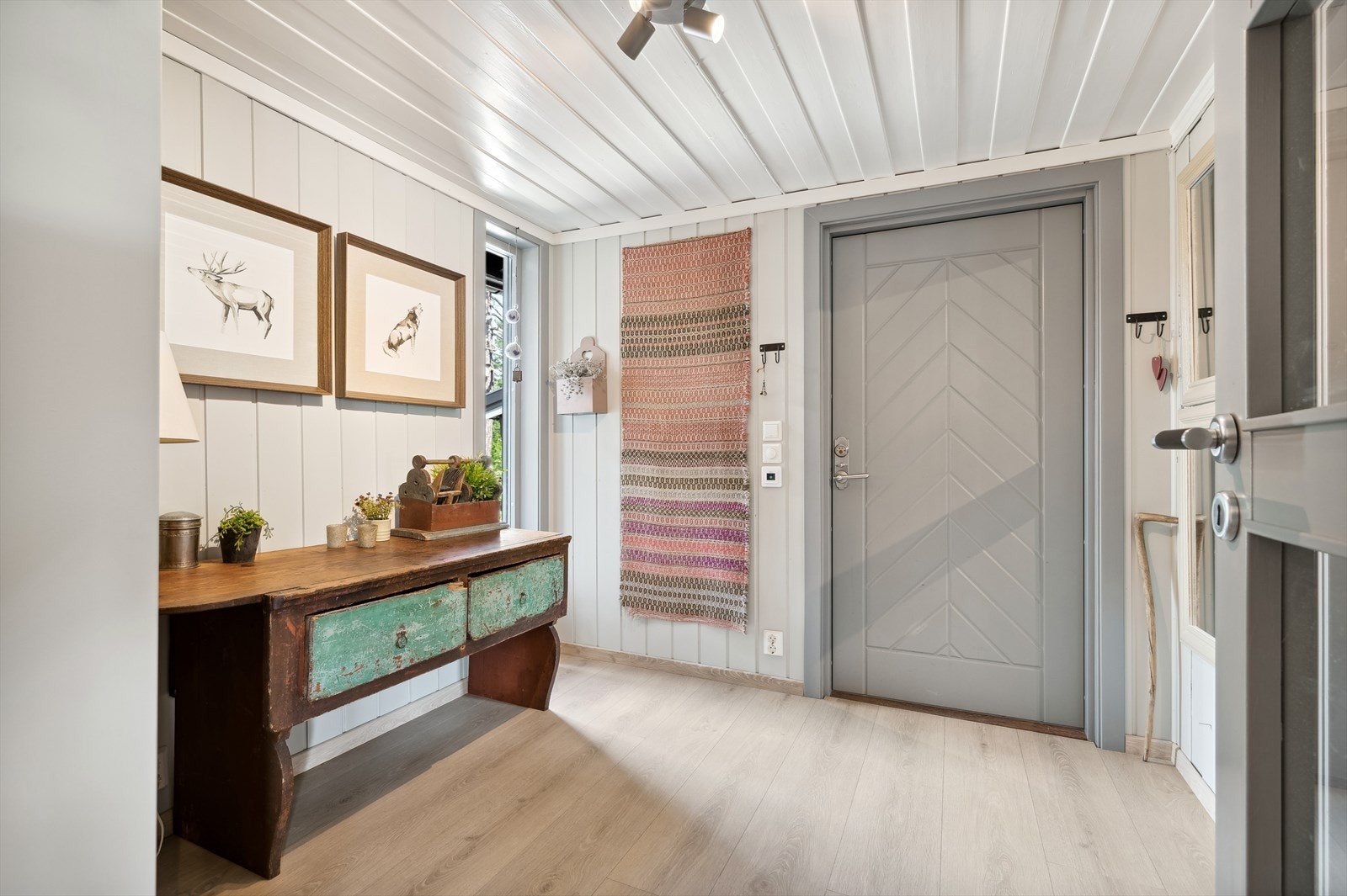 Hytta har to innganger. En til hverdag og en til fest Galleribilde