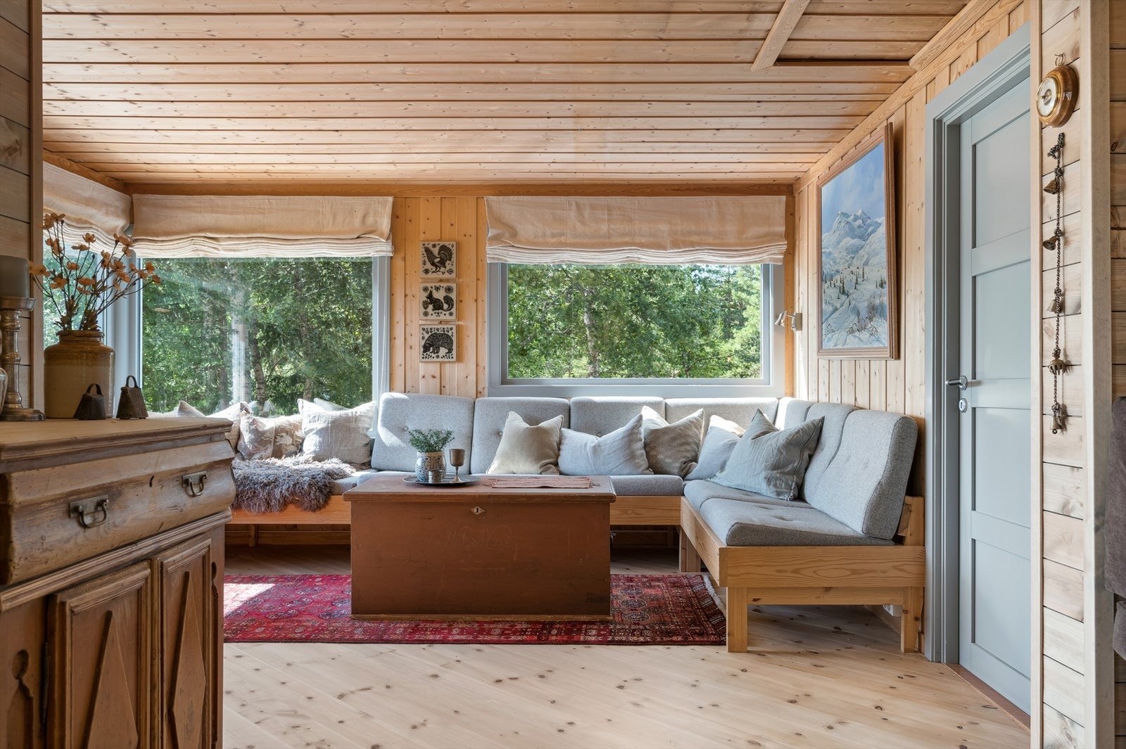 Stuedelen der sofaen står har 2 vegger der det primært bare er vinduer Galleribilde
