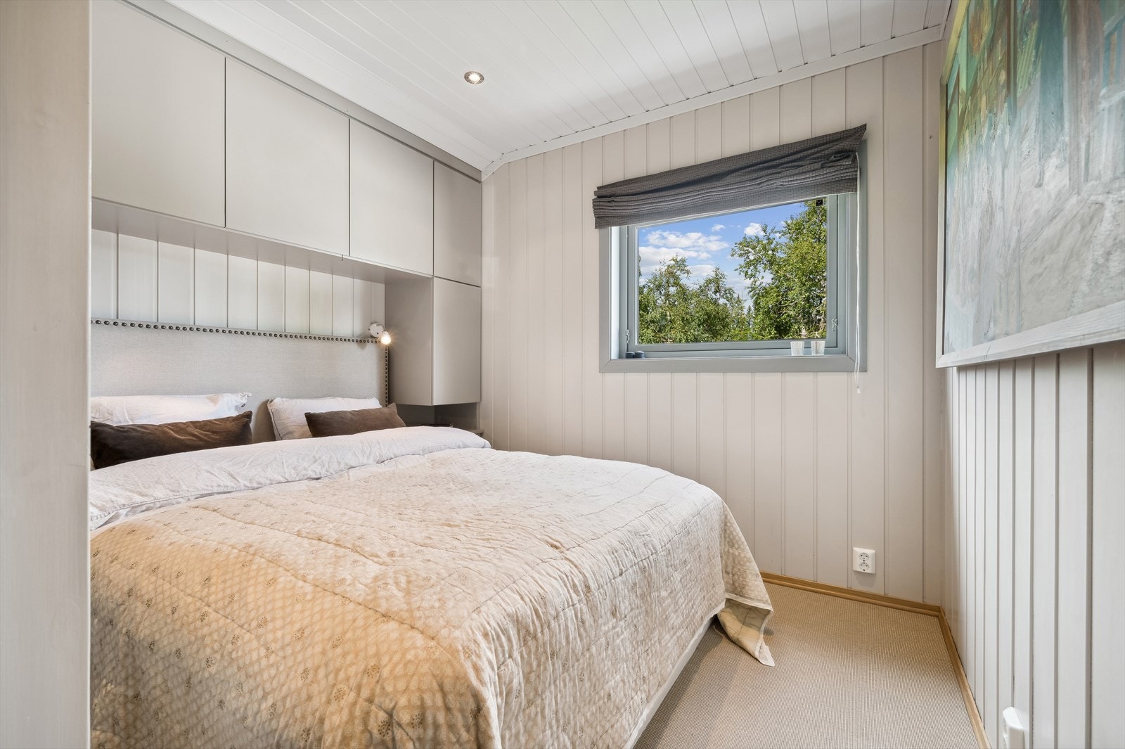 Hovedsoverom med plassbygde skap Galleribilde