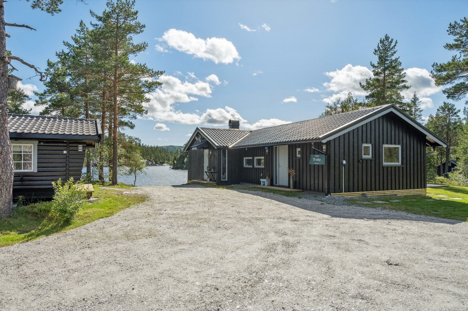 Dette er det første du ser av denne fantastiske eiendommen. En stor gårdsplass med plass til mye besøk Galleribilde