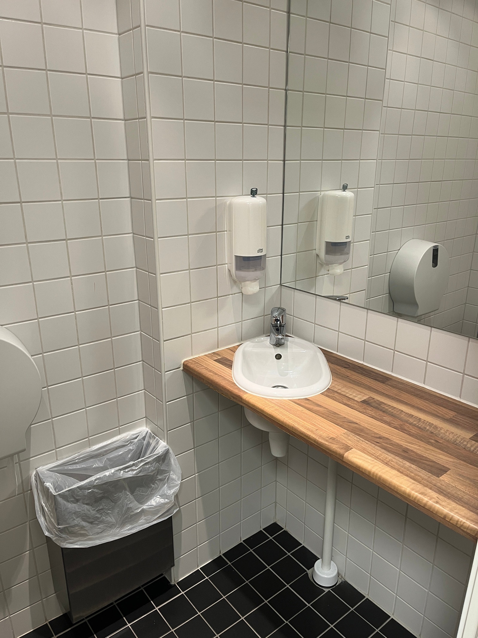 Det er flere flislagte wc i lokalet Galleribilde