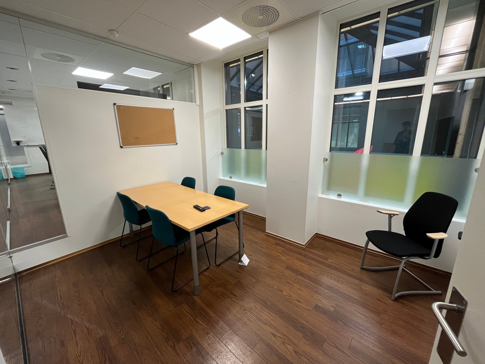 Møterom som vender ut mot lysgården Galleribilde