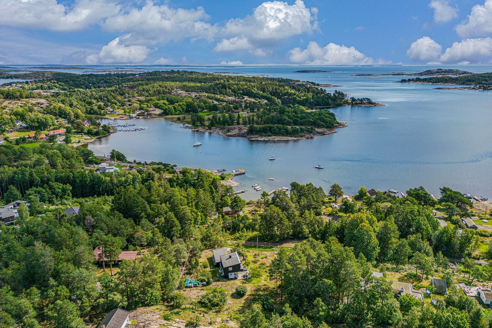 Hytta ligger på en solrik høyde, ca. 100 m i luftlinje fra vannet. Det er ca. 200 m til båtplass og badebrygge. Galleribilde