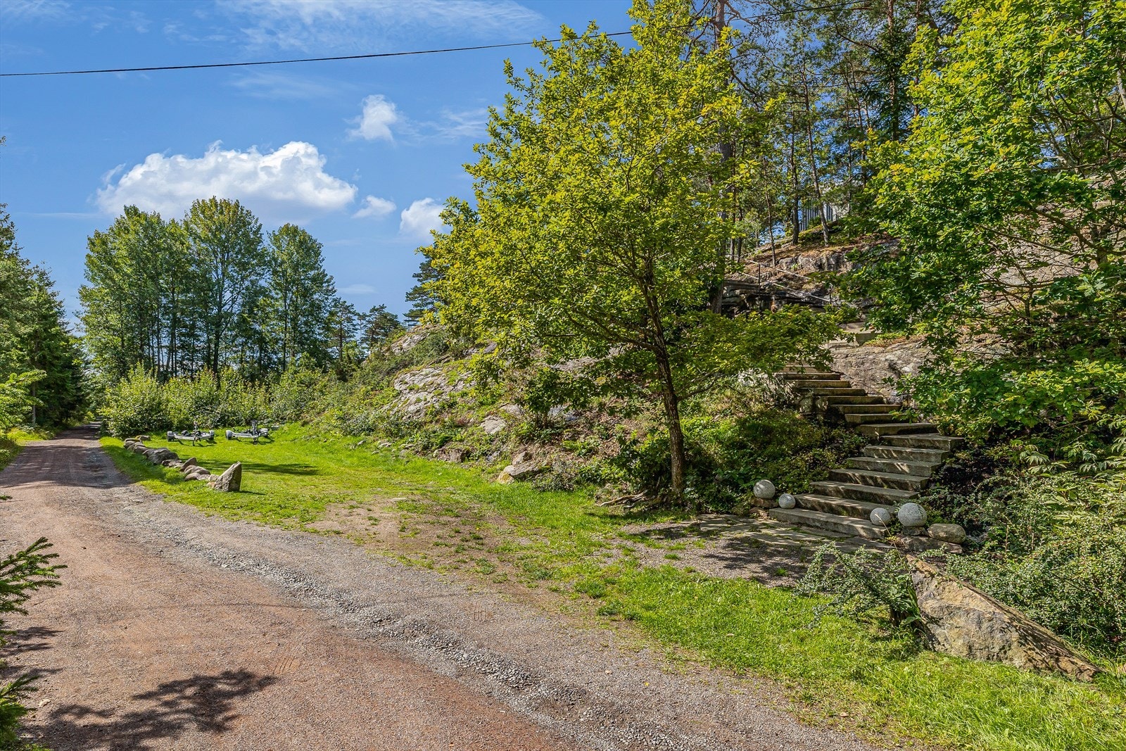 Fra parkeringsplassen er det bare å følge trappene i terrenget opp til hytta. Galleribilde