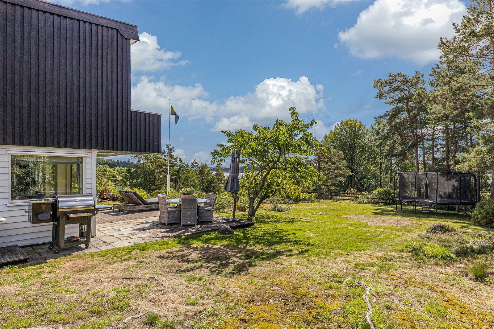 Det åpne plenarealet innbyr til ballspill, trampoline, lek og moro. Galleribilde