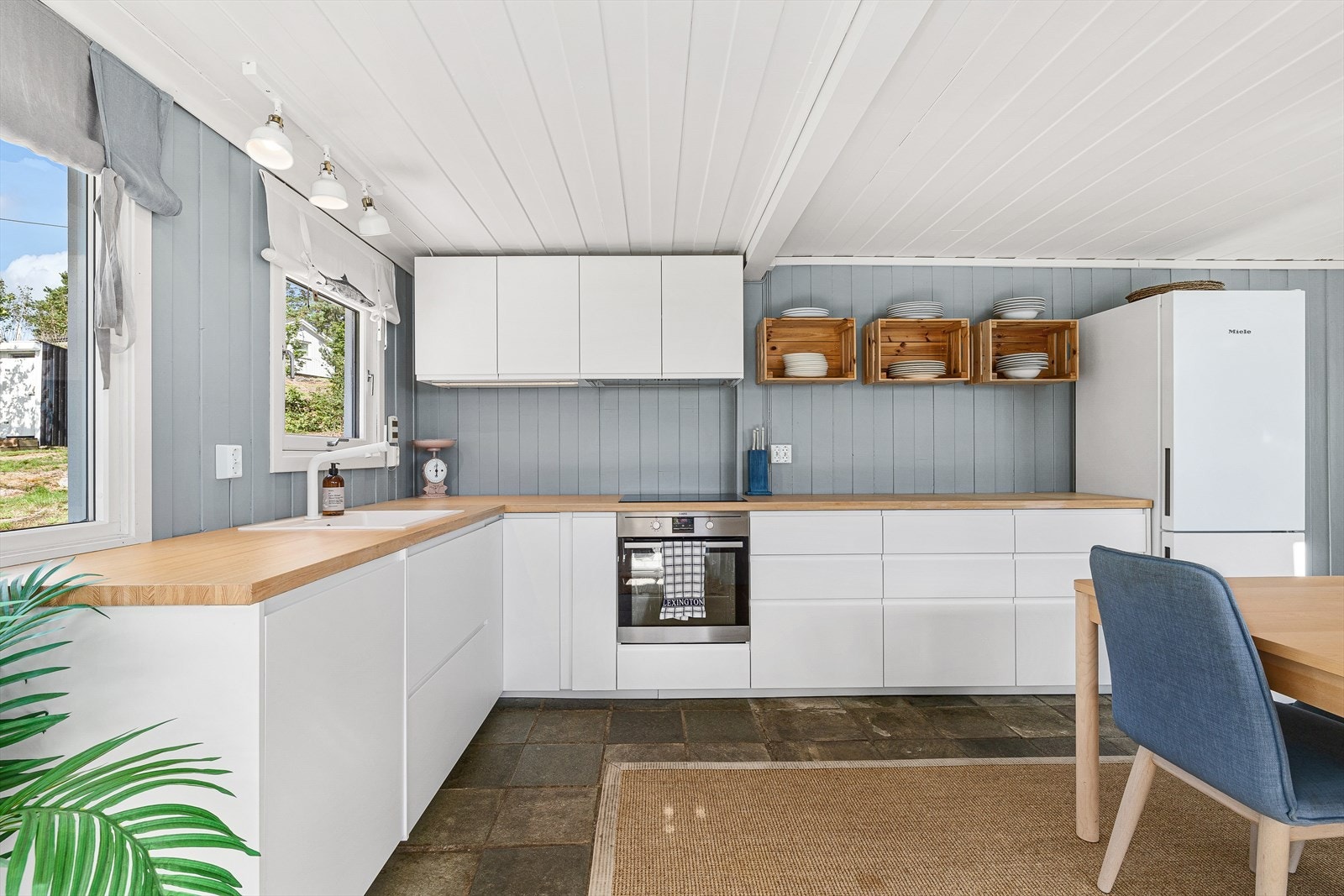 Det ble satt inn ny Ikea kjøkkeninnredning i 2018/2019 med god benke- og oppbevaringsplass. Galleribilde