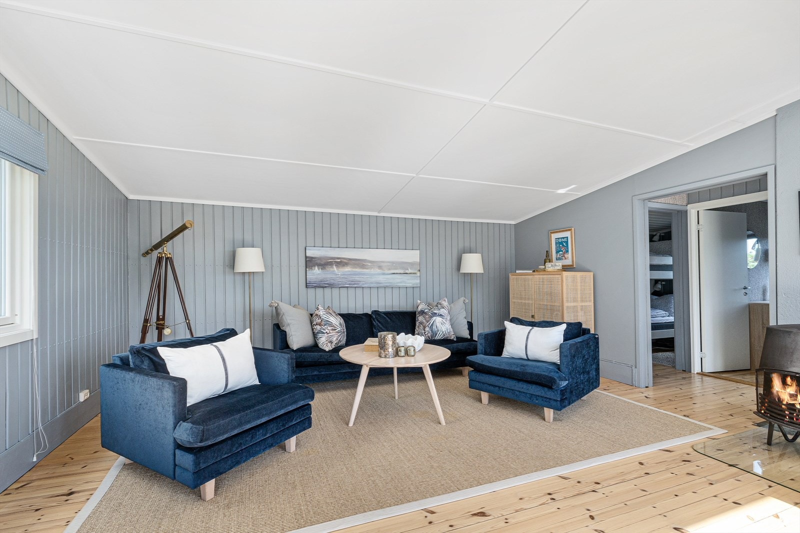Fargevalget i stuen er pent og moderne, noe som er gjennomgående for øvrige oppholdsrom. Galleribilde