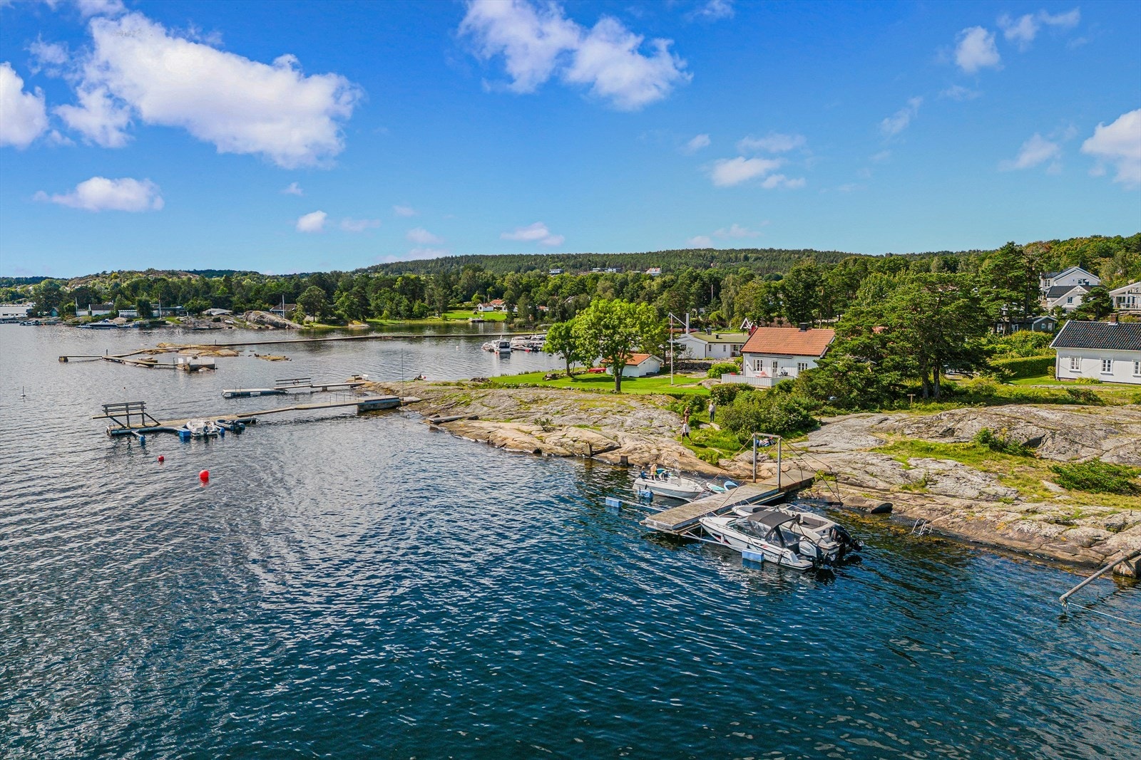 Det er ca. 100 meter i luftlinje til sjøen, samt badebrygge og båtplass, ca. 200 m fra hytta. Galleribilde