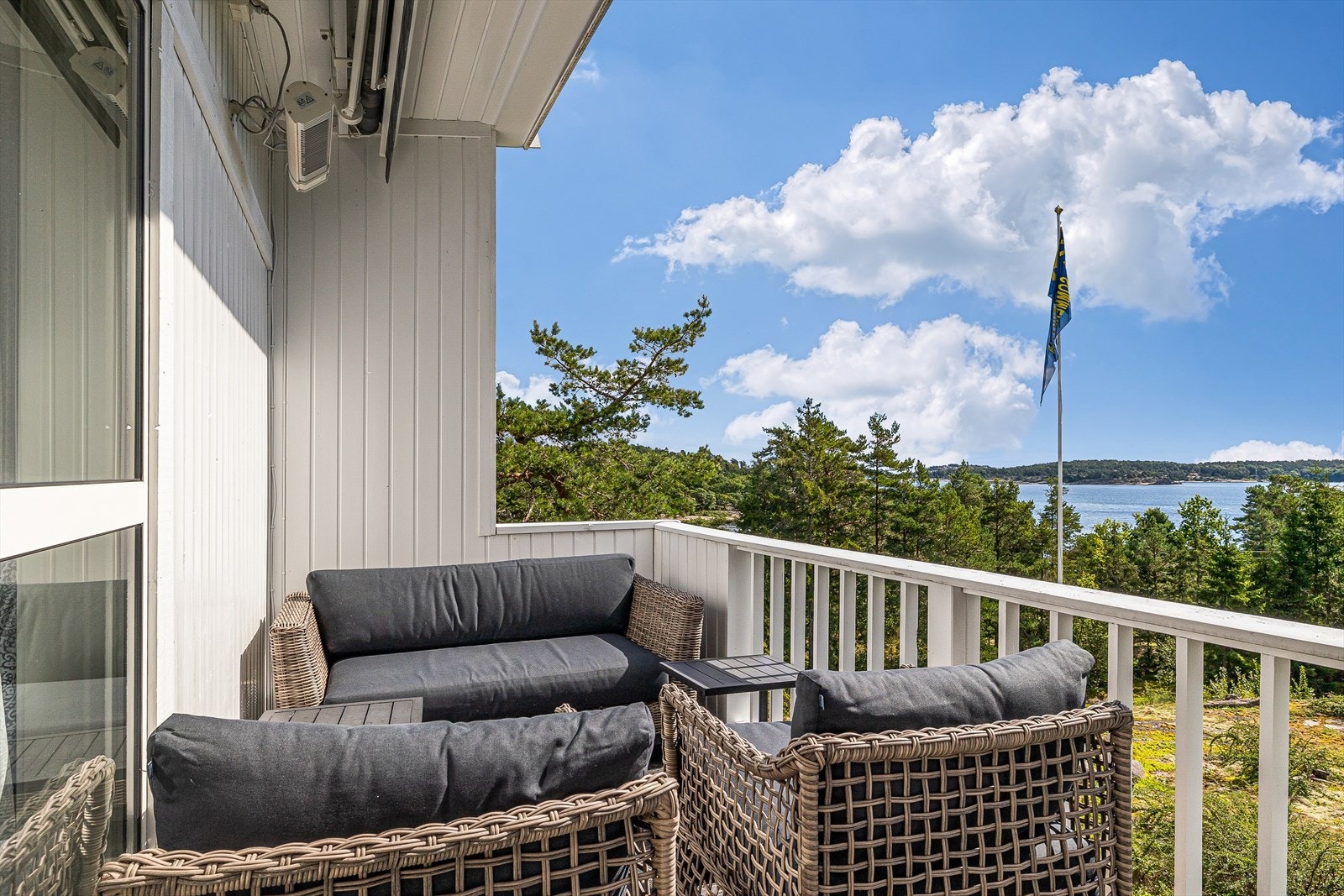 To brede markiser skjermer for solen, og en terrassevarmer sørger for at hyggen kan vedvare utover kvelden. Galleribilde