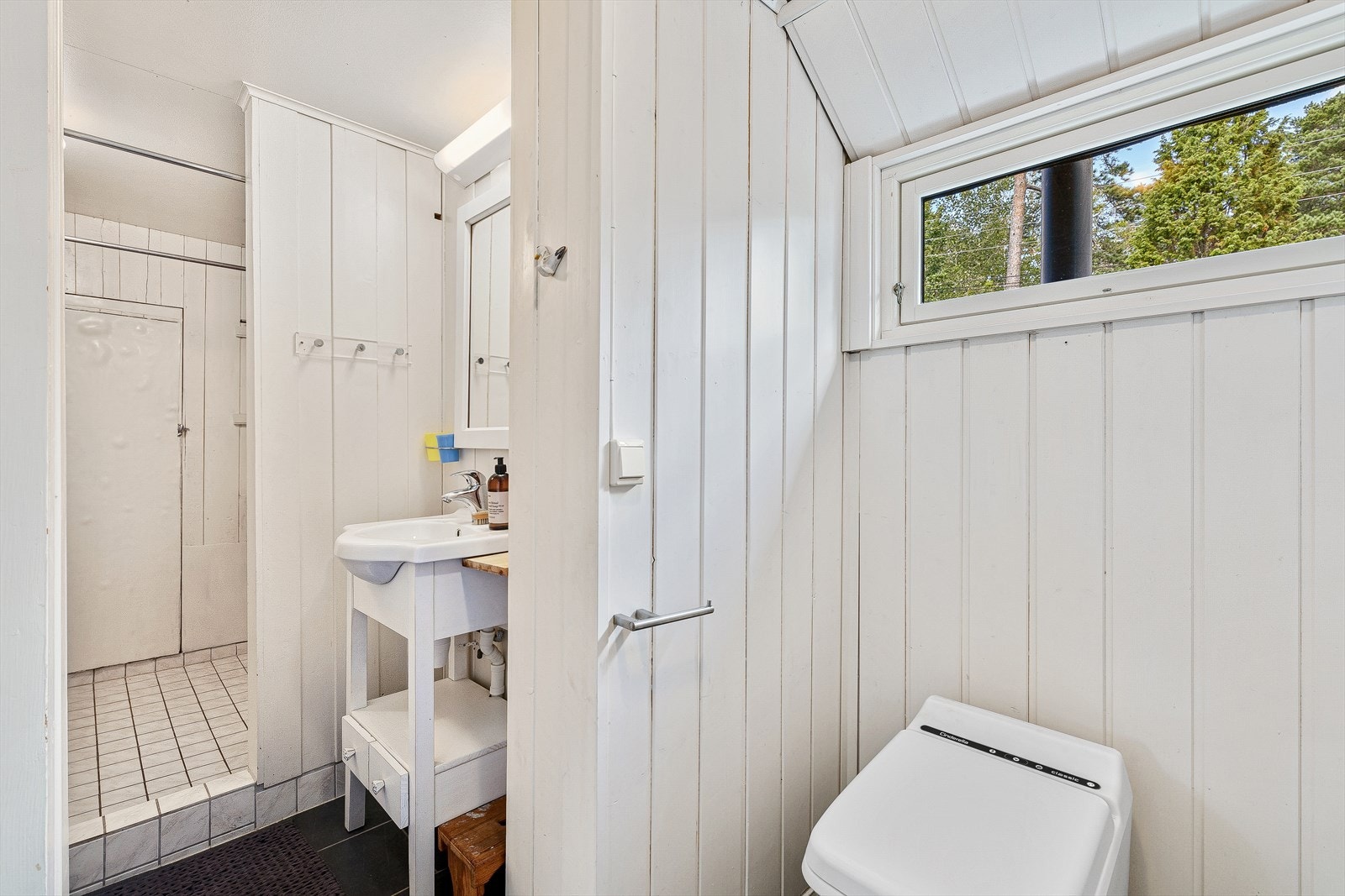 Badet deles i tre rom, hvorav ett med Cinderella forbrenningstoalett, ett med servant og et med dusjnisje. Galleribilde