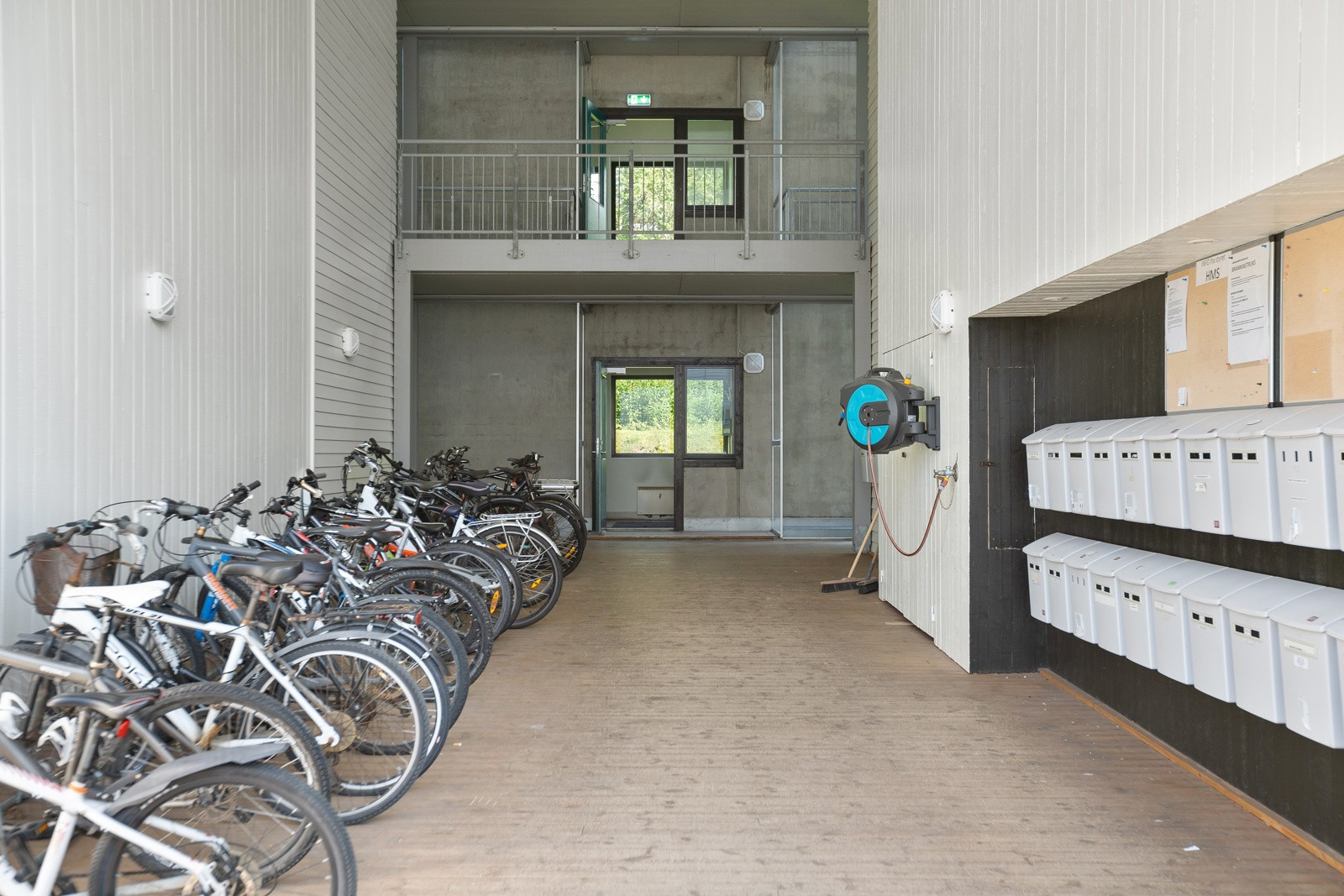 felles gang og sykkelparkering.