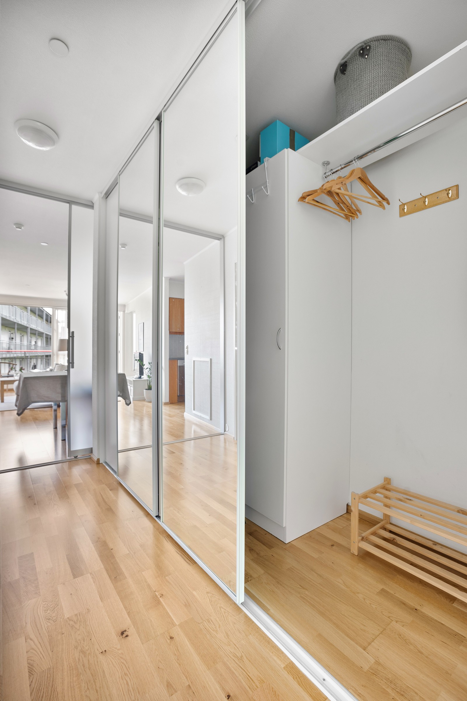 Gangen har en stor skyvedørsgarderobe med god lagringsplass!