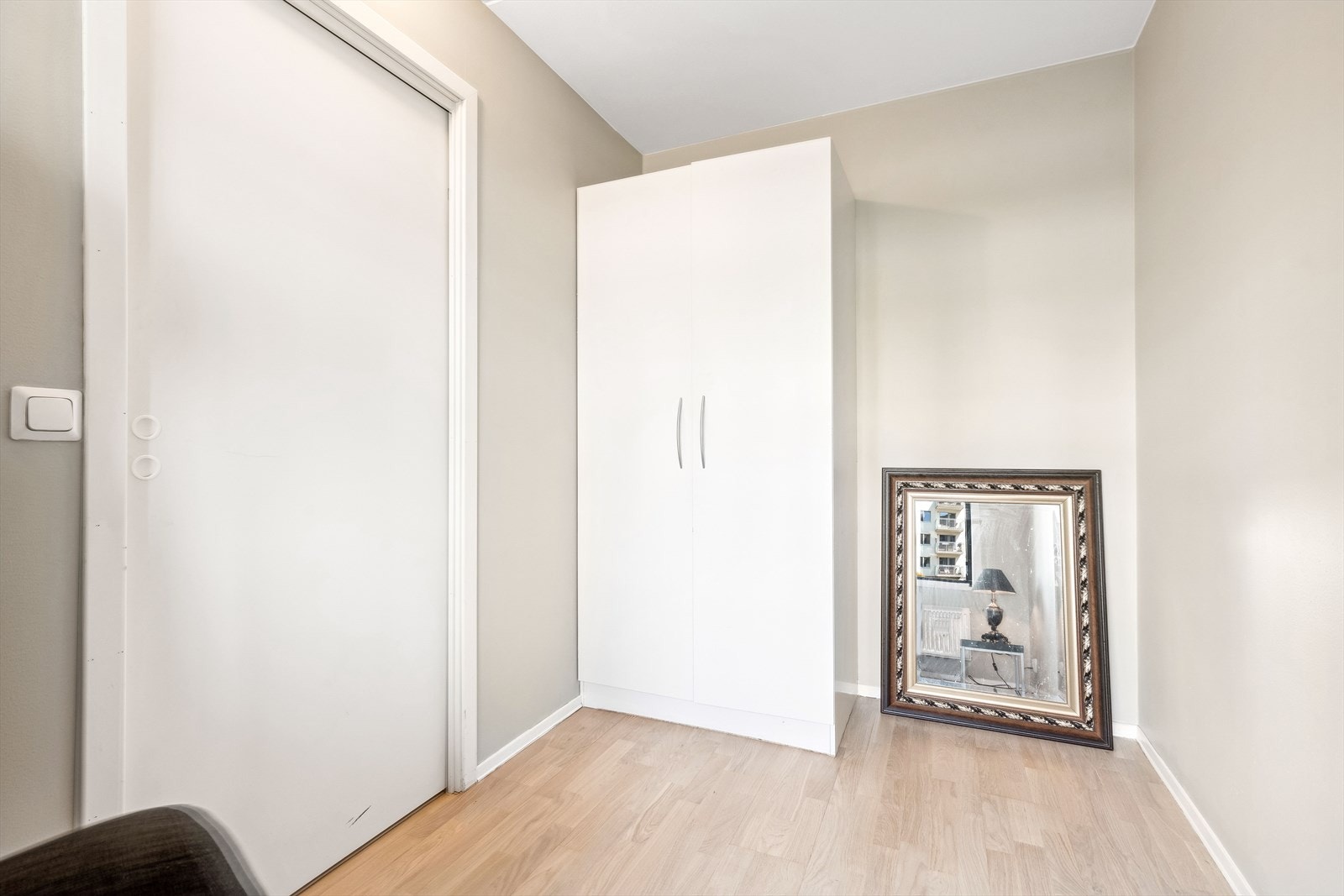 Soverom 2 er innredet med garderobeskap. Galleribilde