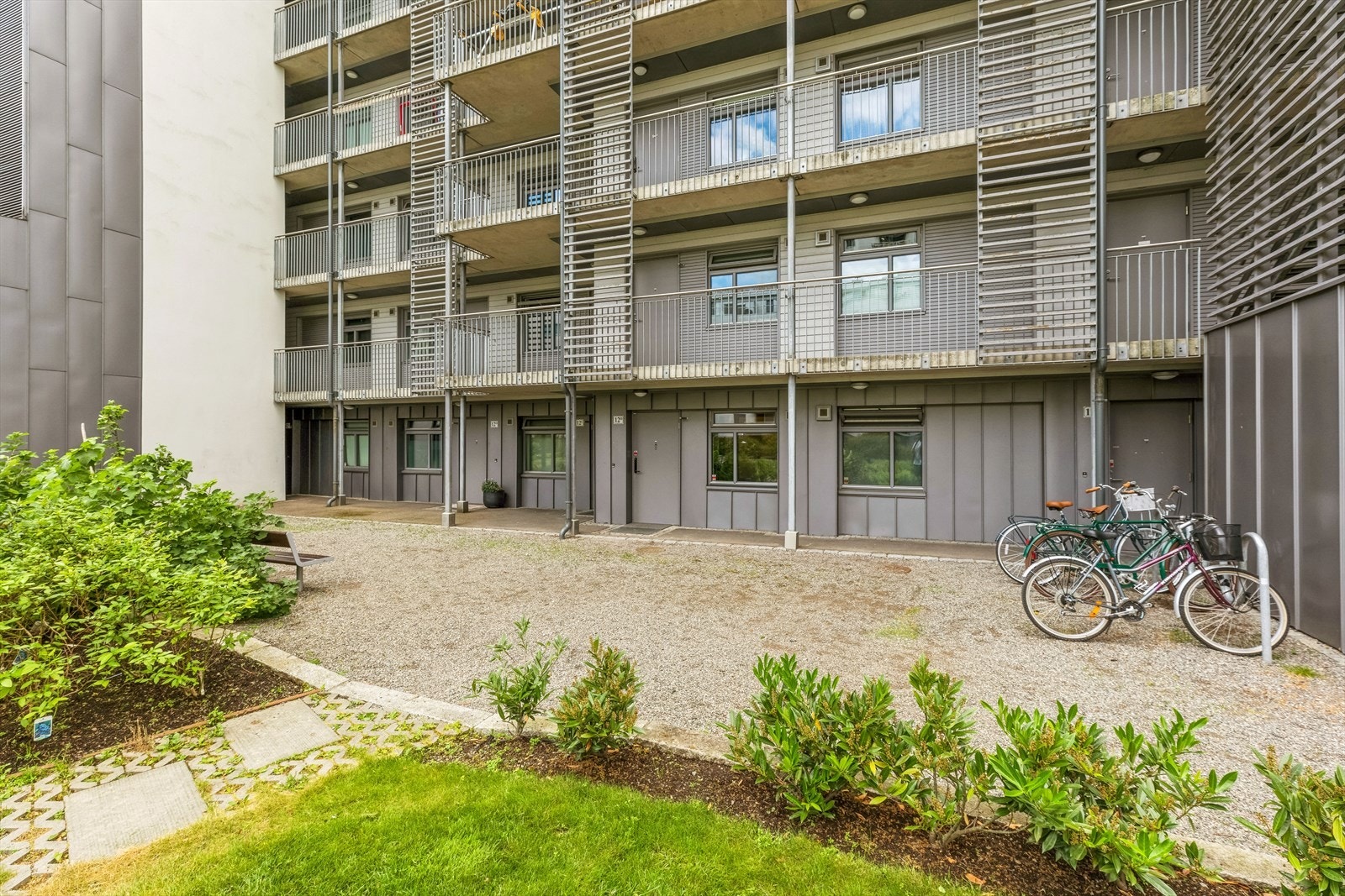 Inngangsparti med direkte tilgang til sameiets bakgård. Galleribilde