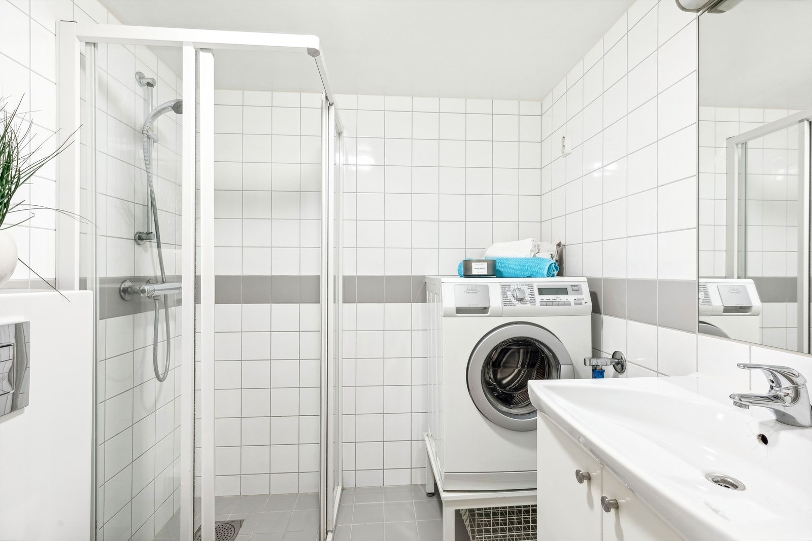 Flislagt bad med varmekabler og opplegg for vaskemaskin. Galleribilde