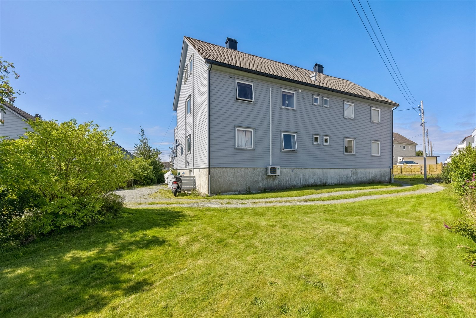 Rundt boligen er det godt med boltreplass for de yngste. Galleribilde
