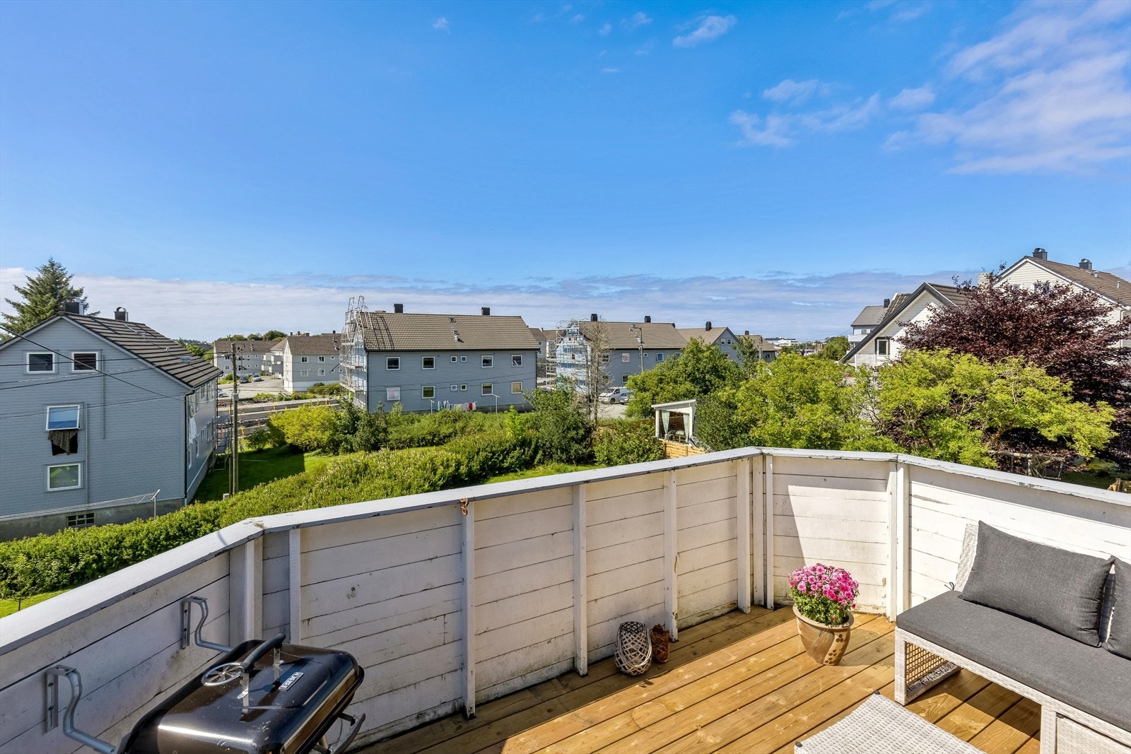 Leiligheten har en solrik terrasse som har plass til en god sittegruppe. Galleribilde