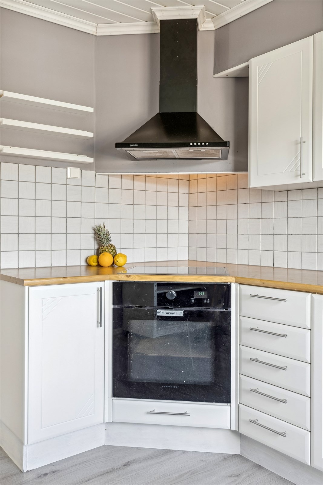 Her finner du integrert stekovn og platetopp, samt god plass til oppbevaring i skap og skuffer. Galleribilde