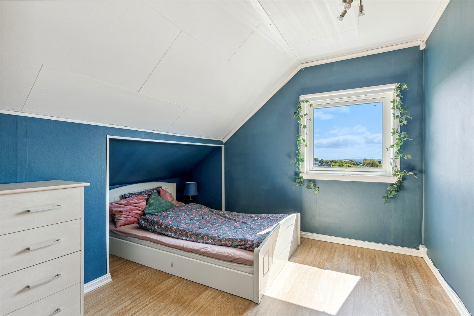 Det er laget innvendig trapp opp til fellesareal på loft som er avstengt og tatt i bruk som soverom. Dette er ikke søkt godkjent. Les punkt "ferdigattest" i salgsopgaven. Galleribilde
