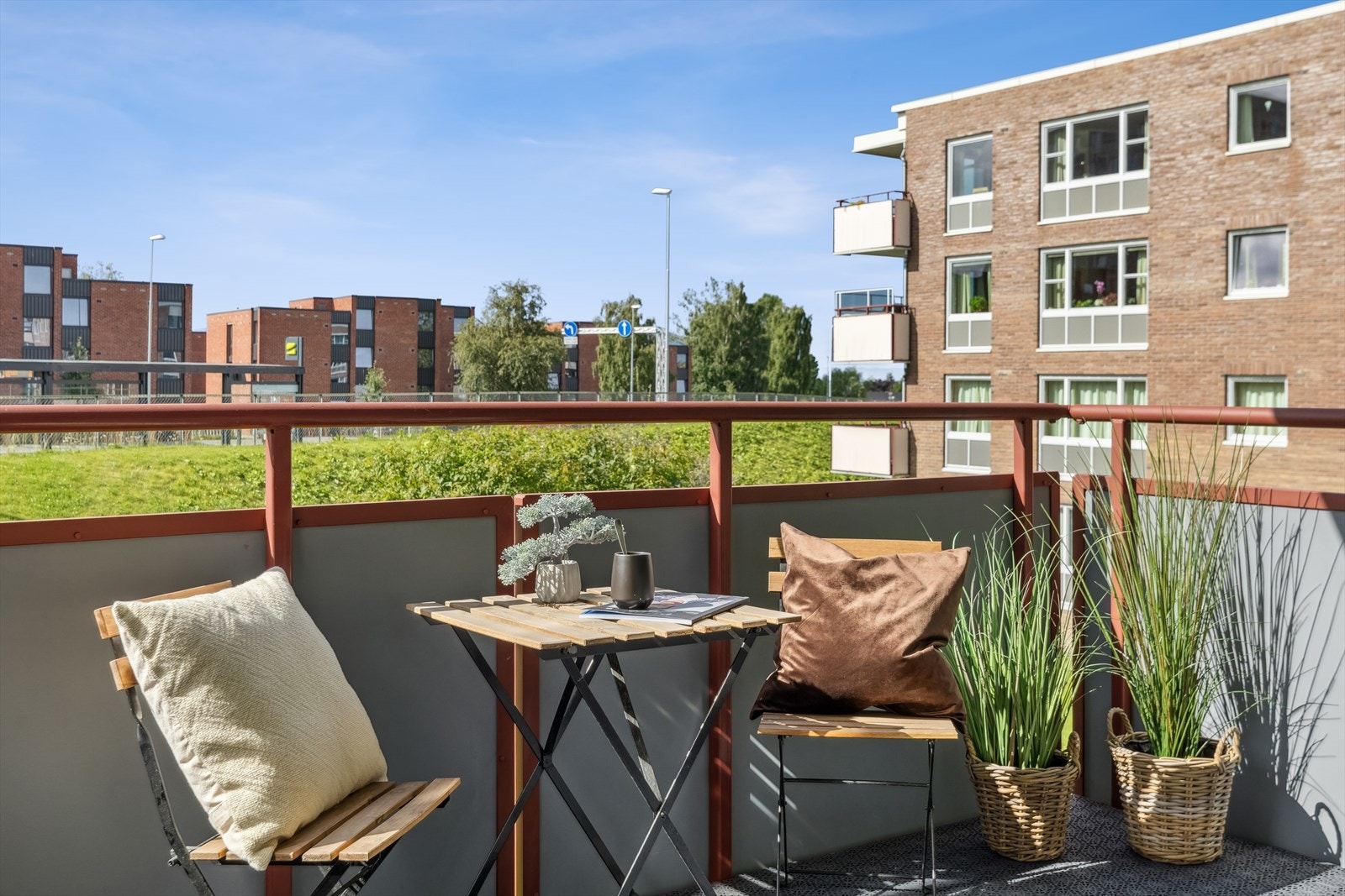 Leiligheten ligger i andre etasje og har fint utsyn, men lite innsyn. Galleribilde