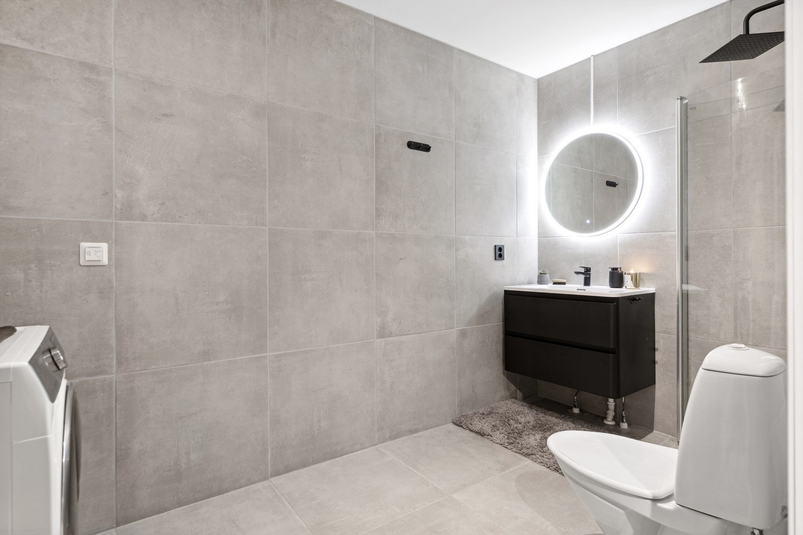 Badet har varmekabler i gulvet og mekanisk avtrekk i vegg. Galleribilde