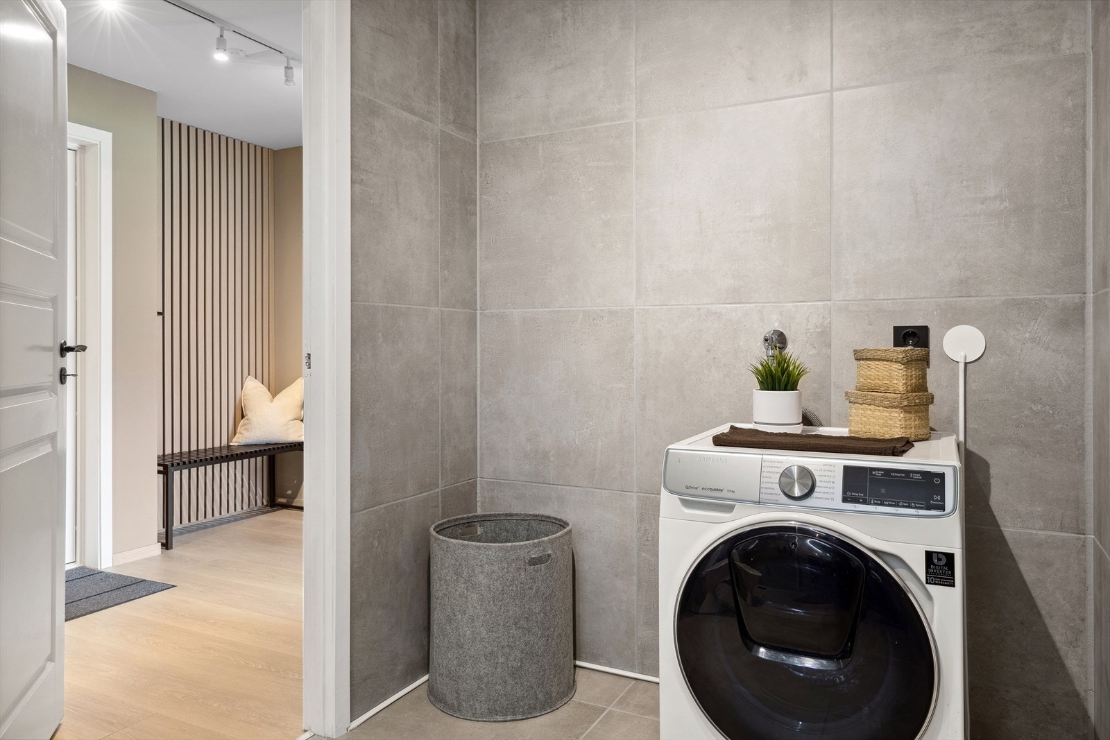Det er opplegg for vaskemaskin og plass til tørketrommel. Galleribilde