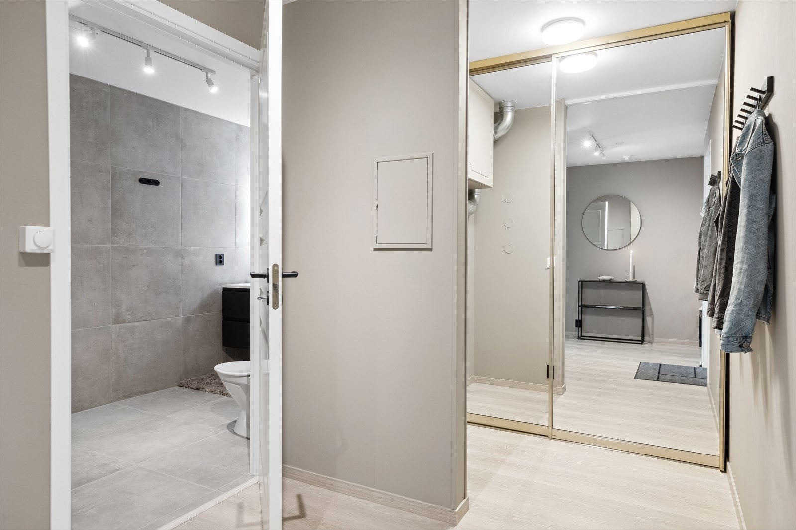 Entré på ca. 10 m² er større enn normalen, og med egen garderobedel har leiligheten ekstra luksus. Galleribilde