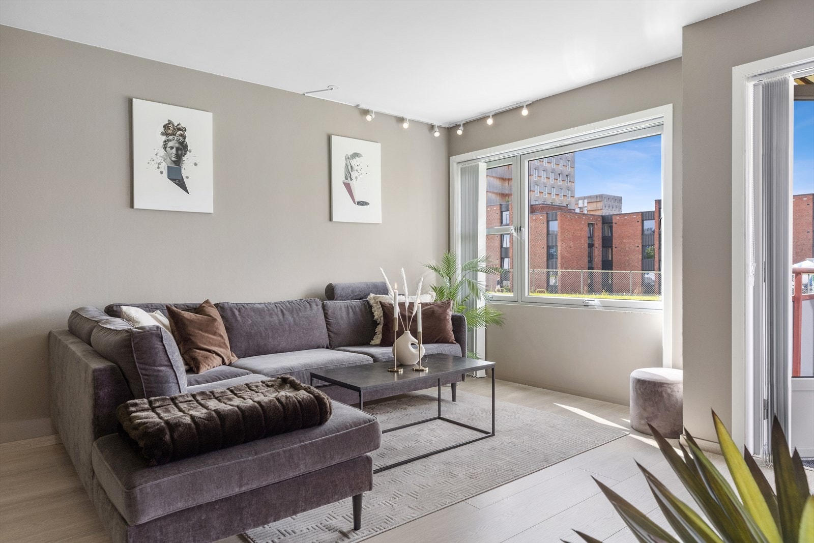 Stue og kjøkken er tilsammen ca. 31 m². Et rom for matlaging, måltider og sofahygge. Galleribilde