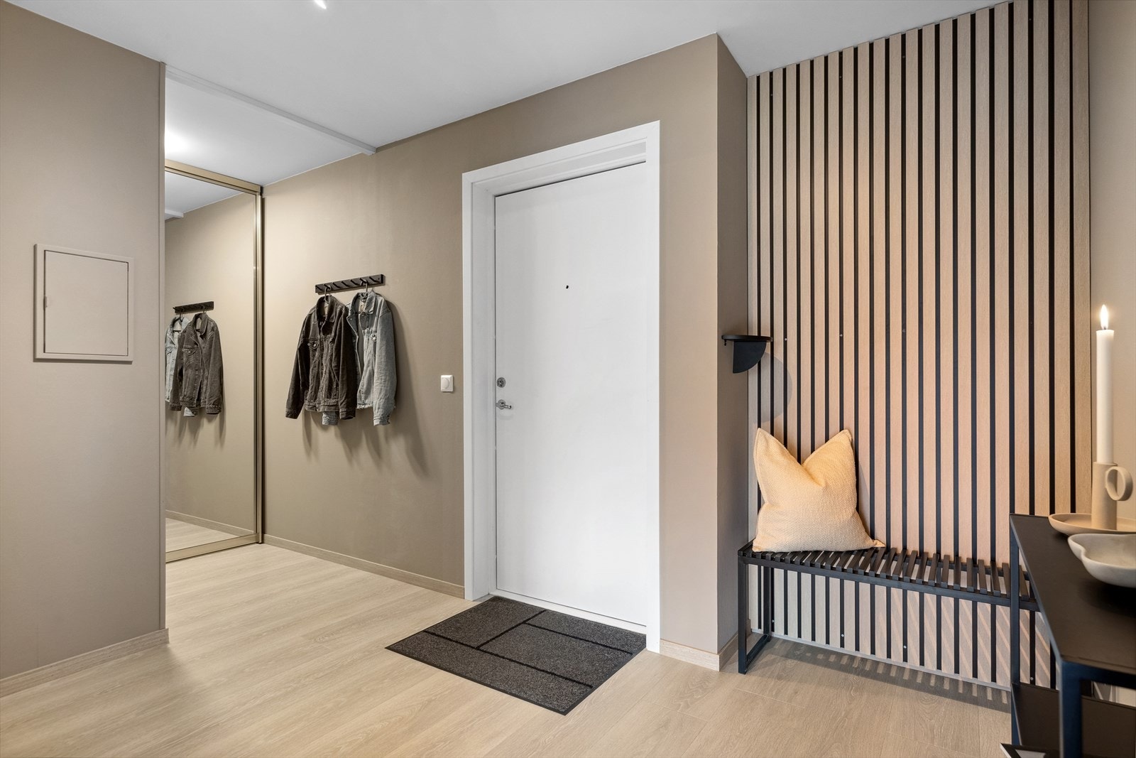 I tillegg til skyvedørsgarderobe er det plass til entrémøblement som kommode, konsollbord og/eller sittebenk. Galleribilde